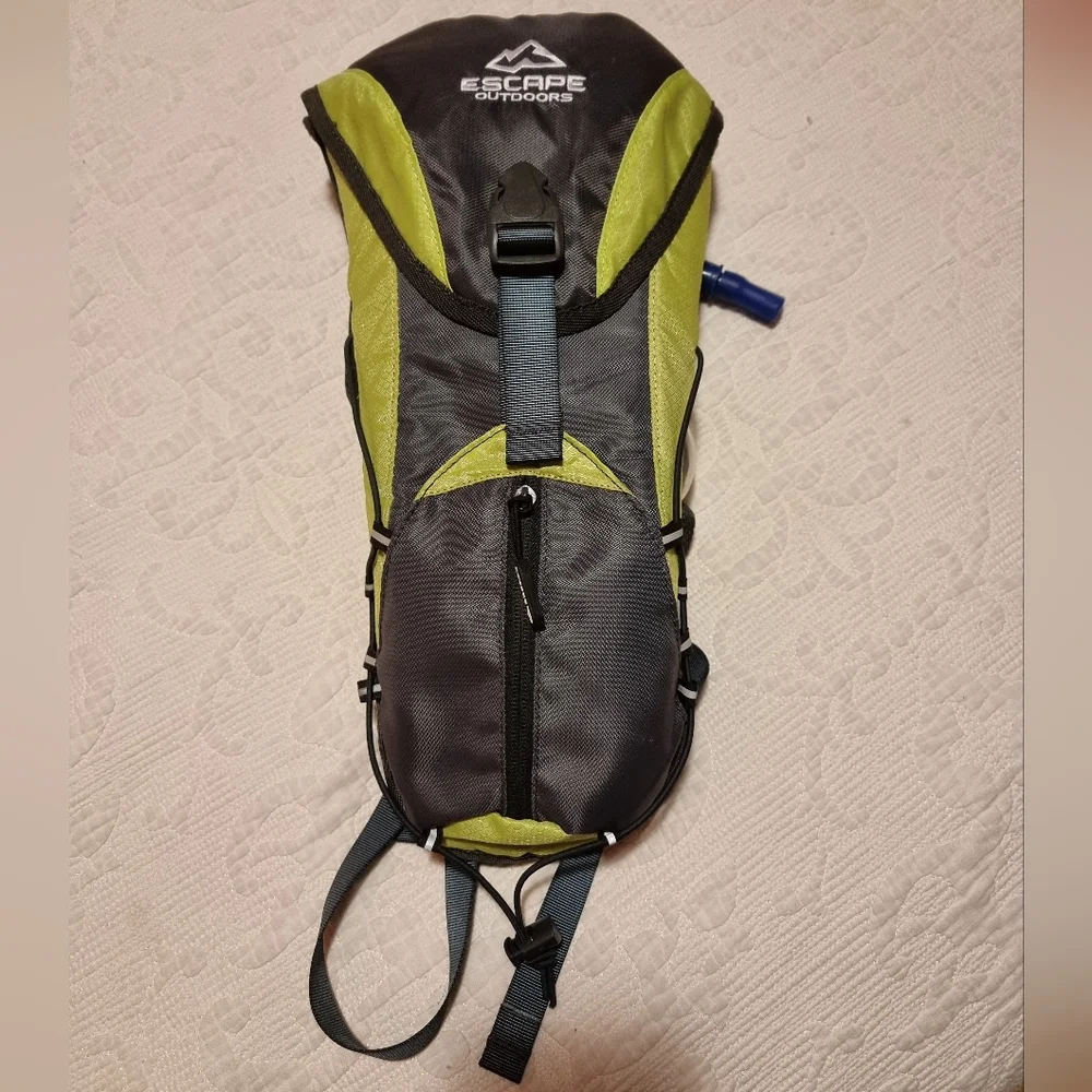 🩶Host Pick🩶Escape 2L hydration backpack hiking running - Picture 1 of 16
